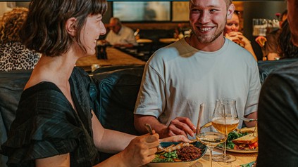 Gäste speisen in einem Cotidiano-Lokal