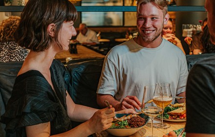 Gäste speisen in einem Cotidiano-Lokal