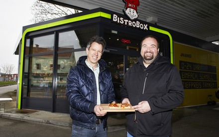 Freuen sich über die Eröffnung der neuen BistroBox in Schwechat: BistroBox-Geschäftsführer Jürgen Traxler und Franchisepartner Patrick Wurzinger (v.l.). (Foto: © BistroBox)