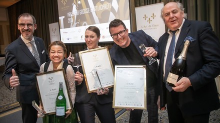 Die Preisträger des letzten Wettbewerbs (v. l. n. r.): Drittplatzierte Kanjanaporn Thongkhao aus Salzburg/Hotel Schloss Fuschl, Siegerin Anne Maria Gerhardt aus dem Hotel Bareiss/ Baiersbronn, Zweitplatzierter Tim Biebighäuser-Becker aus dem Hotel Deimann/Schmallenberg (Foto: © Christian Kielmann)