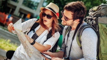 Pärchen, das auf eine Stadtkarte schaut
