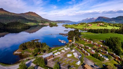 Ein Landschaftspanorama mit Campingsplatz