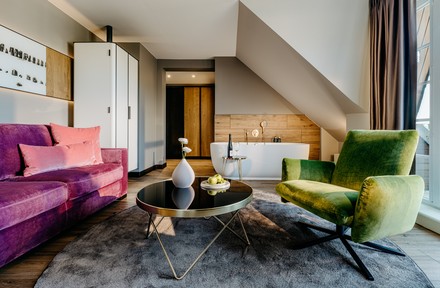 Ein modernes Design- und Farbkonzept erstreckt sich nun durch die Zimmer und Suiten des Landhaus Stricker. (Foto: © Ydo Sol)