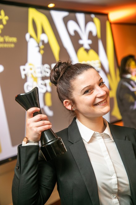 Vanessa Lieser hält den Pokal als Siegerin des "Preis der großen Gastlichkeit 2023" in der Hand