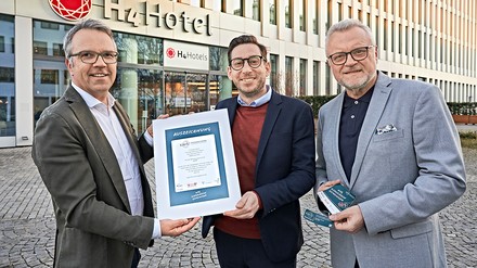 V.l.n.r. Torsten von Borstel Geschäftsführer United  Against Waste e.V., Philipp Kempers, Cluster F&B  Manager H4 und H2 Hotel München Messe, Jürgen  Schmieder, Director of Food H-Hotels.