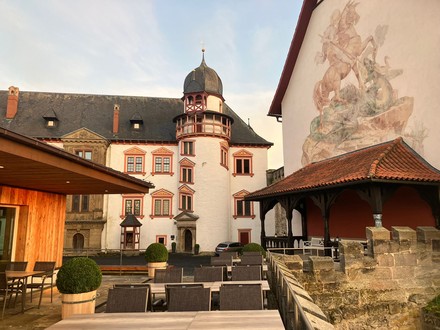 Außenansicht Veste Heldburg und Burgrestaurant Helene