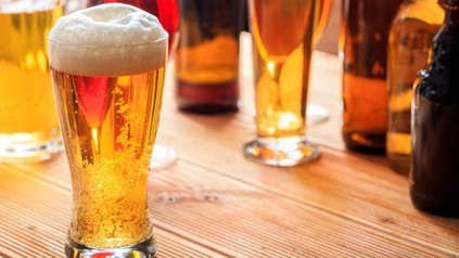 Ein Tisch voll mit verschiedenen Biersorten in diversen Gläsern