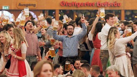 Besucher jubeln nach dem Fassanstich in „Grandls Hofbräuzelt“. Nach dem „Frühlingsfest light“ im vergangenen Jahr ist wieder ein Fest in normalem Rahmen geplant.