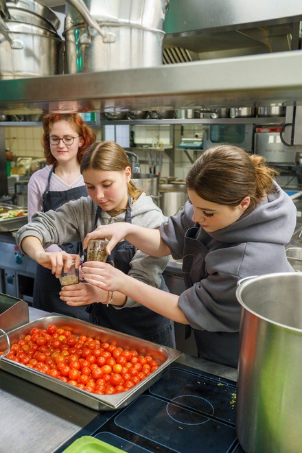 In der Küche durften die Schüler mit anpacken. (Foto: © Andreas Widmann, Markus Wolf)
