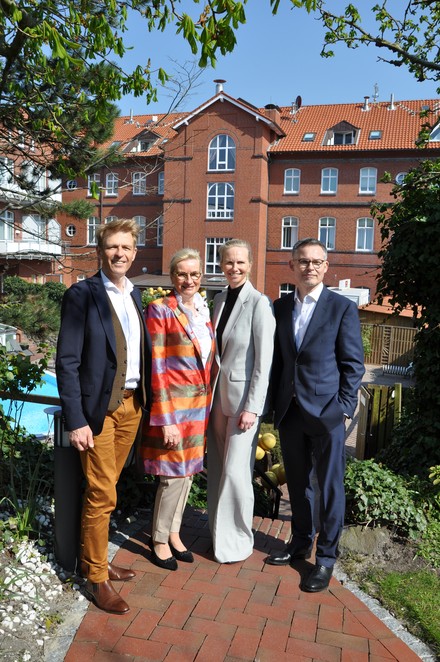 Von links nach rechs: Geschäftsführer Dr. Bernhard Brons und Frau Rika, Hoteldirektorin Sylvia van der Oest und Geschäftsführer Oliver Klaassen (Foto: © Hotels VierJahresZeiten)