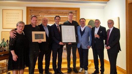 Von links nach rechts: Inge Louven (privates L’Art de Vivre Mitglied), Executive Chef Sebastian Zier (Einstein St.Gallen), Hans Stefan Steinheuer (Präsident L’Art de Vivre Residenzen), Michael Vogt (General Manager Einstein St.Gallen), Richard Schmidtkonz (Head Chef Einstein Gourmet), Hubert Obendorfer (Geschäftsführer L’Art de Vivre Residenzen), Hansruedi Bolli (Verwaltungsrat Einstein St.Gallen), Joachim Niermann (privates L’Art de Vivre Mitglied) (Foto: © Marzia Zanni – Einstein St.Gallen)