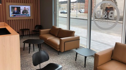 Der Bauhaus-Stil der Stadt Dessau spiegelt sich in der Innengestaltung des Hotels wider. So zum Beispiel in der Hotel-Lobby. (Foto: © B&B HOTELS)