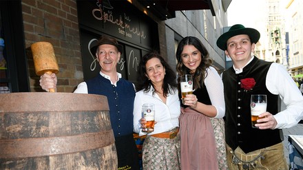 V. l. n. r.: Schank-Kellner, Arabella Schörghuber (Wirtin „Der Spöckmeier“, Wiesnwirtin Paulaner-Festzelt), Ramona Pongratz (Wirtin „Der Spöckmeier“), Alexander Pongratz (Wirt „Der Spöckmeier“) beim Grand Opening „Der Spöckmeier“ in München am 27.04.2023 (Foto: © BrauerPhotos / S.Brauer)