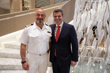 Kapitän der Vista Luca Manzi und Präsident der Oceania Cruises Frank a del Rio. (Foto: © Oceania Cruises)