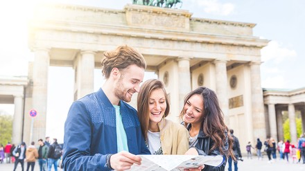 Touristen in Berlin vor dem Brandenburger Tor