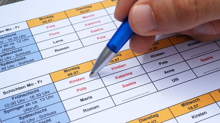 Arbeitszeiterfassung mit Zettel und Stift