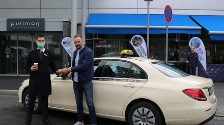 V.l.n.r. Florian May, Auszubildender Hotelfachmann und Alexander Noack, Chauffeur QQ Moves GmbH bei der Taxiaktion 2020.
