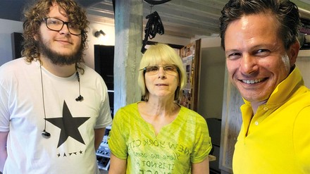 Koncept Hotels: Hotel-Hörspiel – v. l.: Nils Lowag (Produzent Hörspiele), Sabine Kalinowski (Hausdame im KONCEPT HOTEL Zum KOSTBAREN BLUT in Köln) und Martin Stockburger (Geschäftsführer Koncept Hotels).