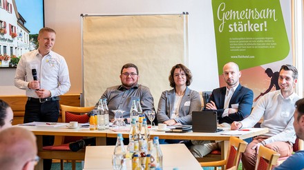 Daniel Reuner, 1.Vorstand des Flair Hotels e.V. eröffnet die Frühjahrstagung. (Foto: © Flair Hotels e.V.)