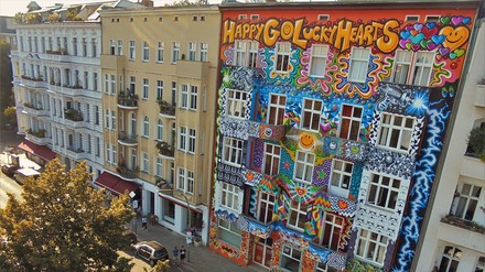 Bunte Fassade am Berliner Happy Go Lucky Hotel & Hostel