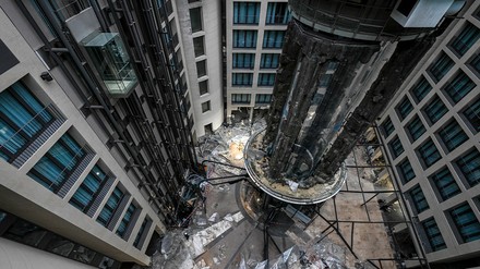 Geplatzter Aquadom im Radisson Collection Hotel „Dom Aquaree“ in Berlin