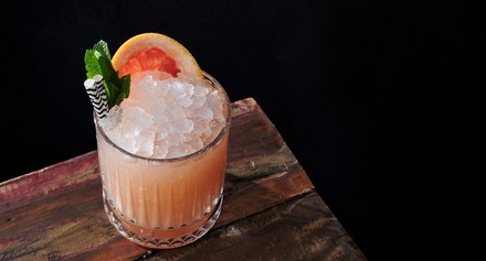 Erfrischender Drink mit Grapefruit. (Foto: © Sky Terrace/Kasiyahan)