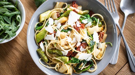 Wie wäre es mit einem sommerlich leichten Pasta-Gericht mit Spargel und getrockneter Tomate?