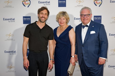 Max Giesinger zusammen mit der Dorint-Geschäftsführung. (Foto: © Dorint Gruppe)