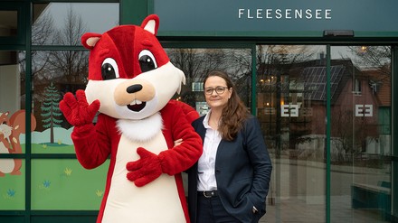 Maskottchen Eddi und Anja Lichtwark, General Managerin im Beech Resort Fleesensee.
