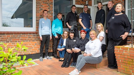 Die Mitarbeiter im „MeerLand Pellworm“ – vom Hausmeister zum Küchenchef – stammen aus Italien, Nordfriesland, Österreich, Polen, der Schweiz und Ukraine. Mit dabei die Eltern von Fabian Komorowski, die sich am liebsten um das Frühstück für die Gäste kümmern.