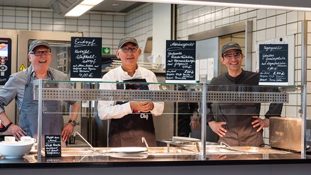 Hoher Besuch bei der Essensausgabe (von links nach rechts): Paul Köhler (Hauptdezernent), Heinrich Böckelühr (Regierungspräsident) und Uwe Kerkhoff (L & D Betriebsleiter der BZR Arnsberg)