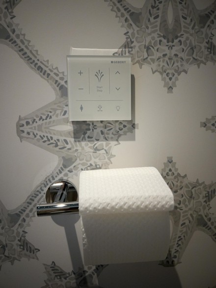 Bedienpanel neben dem Geberit AquaClean Dusch-WC