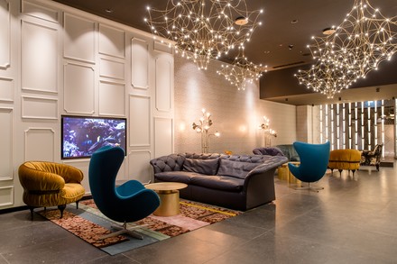 Der Eingangsbereich erinnert mit Kronleuchtern an das Barockschloss, in dem das Kurpfälzische Kammerorchester noch heute probt. (Foto: © Motel One Mannheim)