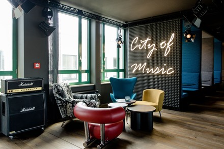 Willkommen im Motel One Mannheim – Hier dreht sich alles um Kunst und Musik. (Foto: © Motel One Mannheim)
