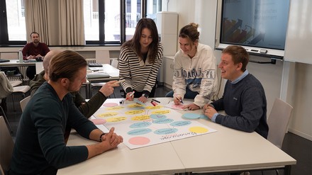 Studenten an der Hotelfachschule Berlin bei einem Projekt