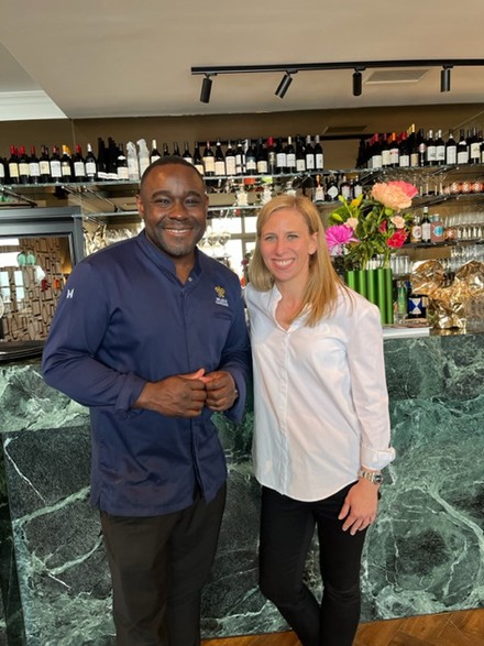 Anabel Malcher und Nelson Müller an der Bar, dem Herzstück des neuen Müllers auf Norderney. (Foto: © Boutique Hotel 1884 Norderney)