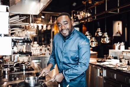 Nelson Müller am Herd. (Foto: © Nina Stiller Photography)