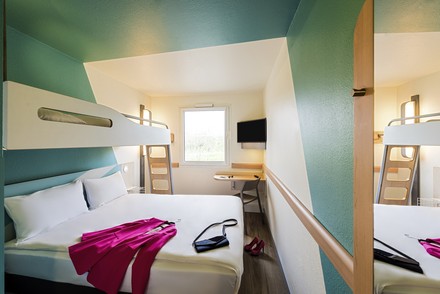 Seit Januar 2023 verbergen sich hinter der neugestalteten Fassade des ibis budget Regensburg 73 Zimmer im „Reboost Light“-Design. (Foto: © Abaca Press/Johann Hinrichs)