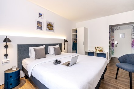 Das Design des ibis Styles Hamburg greift die Themen Wasser, Hamburger-Schnack und die typischen Barmbeker Backsteinfassasen auf. (Foto: © JENNER-EGBERTS Foto+Film)