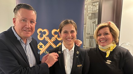 Anne Estoup (Mitte) bei der Preisverleihung zusammen mit Holger Müller, dem Sektionsvorsitzenden des Verbands „Die goldenen Schlüssel von Hessen“ und Claudia Kiy.