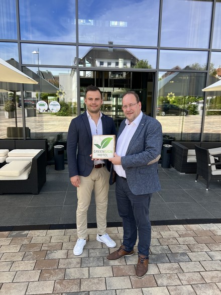 .): Marius Reuther, ESG Manager Welcome Hotels, und Hotelmanager Oliver Bosch