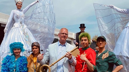 Robert van der Kas (Mitte), General Manager Center Parcs Park Eifel, hält in seinen Händen den symbolischen Schlüssel zur Neueröffnung von Park Eifel.