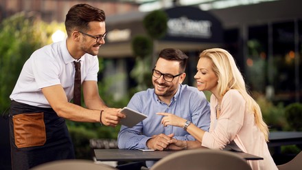 Gäste bestellen via Tablet am Tisch mit dem Kellner