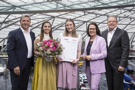 Junge, motivierte Fachkräfte sind die Basis für eine erfolgreiche Zukunft des heimischen Tourismus. Im Bild (v. li.): Fachgruppenobmann Hotellerie Georg Imlauer, Karin Hettegger (Hotel-Chefin Das Edelweiss), Staatsmeisterin Lena Prommegger, Landesrätin Daniela Gutschi und Spartenobmann Albert Ebner. (Foto: © Neumayr/Leopold)