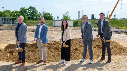 V. l. n. r.: Helmut Schmöller (Geschäftsführer Josef Rädlinger Ingenieurbau GmbH), Andreas Reichert (Geschäftsführer der Allresto Flughafen München Hotel und Gaststätten GmbH), Nathalie Leroy (Geschäftsführerin Finanzen und Infrastruktur der Flughafen München GmbH), Max Möderl (Generalplaner Architektur Consult ZT GmbH) und Yannick Wagner (VP Development Central Europe Accor und COO AccorInvest Europe & North Africa) (Foto: © Flughafen München)