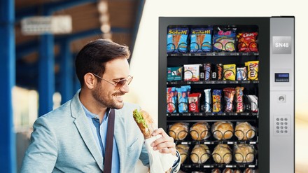 Mann an einem Vending-Automaten