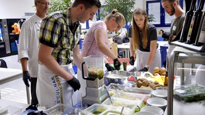 Eine Gruppe Menschen bei der Küchenarbeit bei CHEFS CULINAR