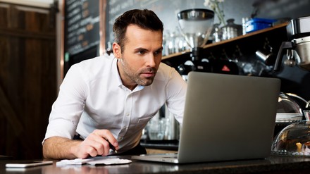 Gastronom vor einem Computer