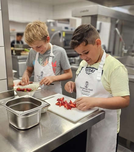 Mit viel Engagement und großer Begeisterung kochten die Kinder des Kinderzentrums Gravenbruch in der Levante-Küche des Kempinski Hotels Frankfurt ein gesundes Menü. (Foto: © Kempinski Hotel Frankfurt)