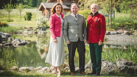 Susanne Gräfin und Klaus Graf von Moltke mit Matthias Kienzle